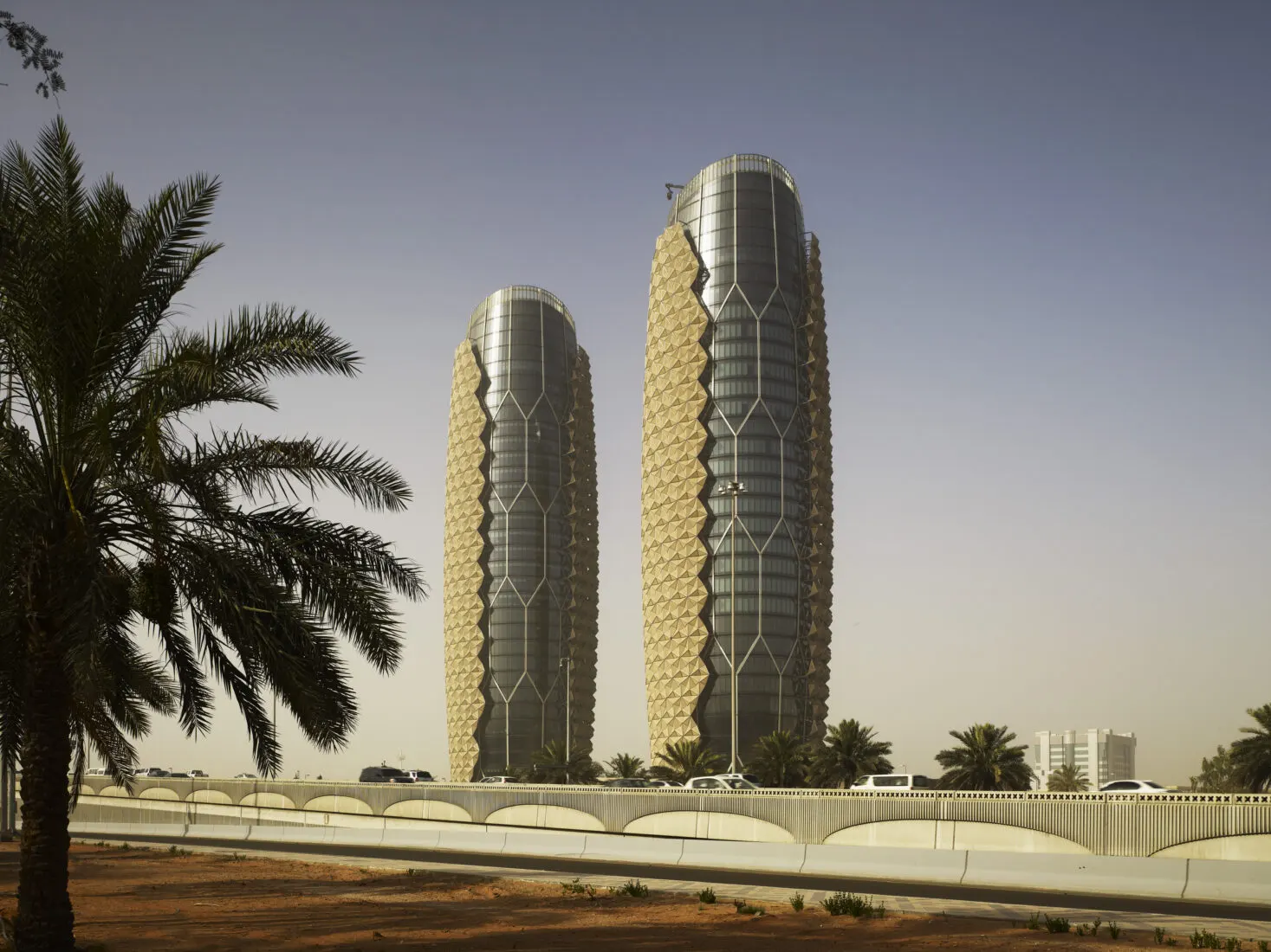 پاورپوینت بررسی عملکرد نماهای متحرک هوشمند در ساختمان ها